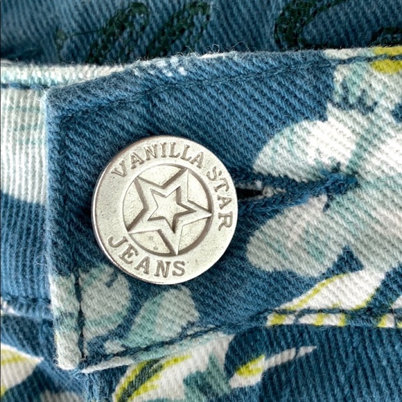 Vanilla Star floral distressed short - Picture 3 of 9